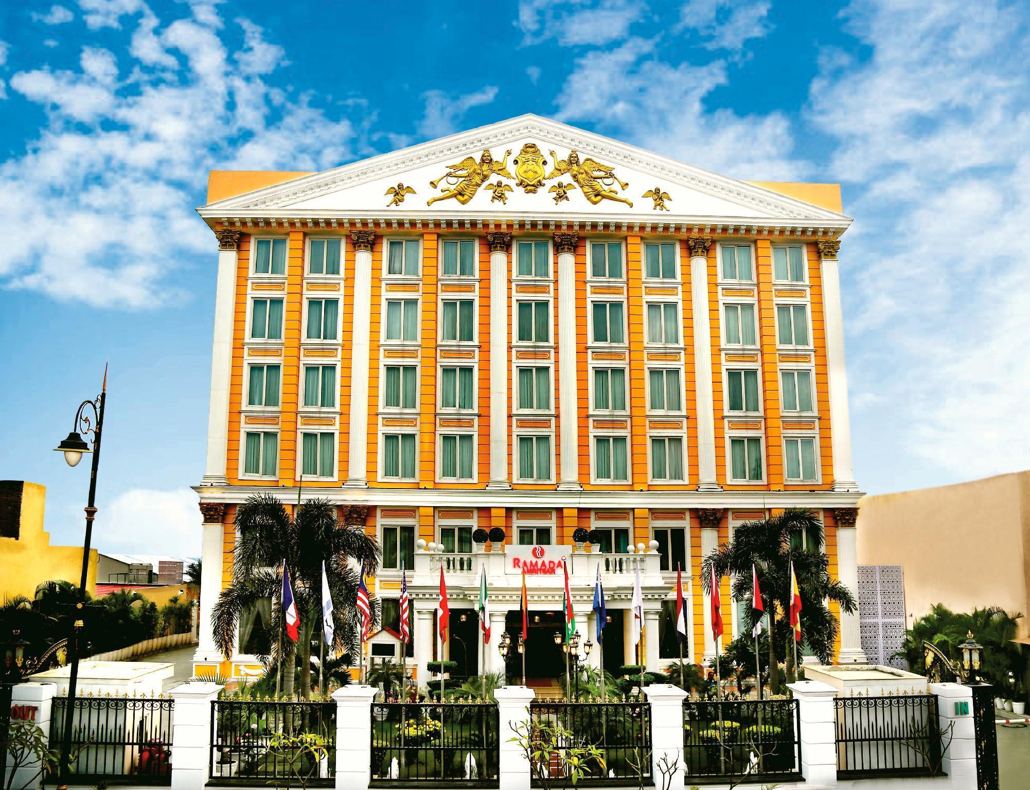 Hotel Ramada By Wyndham Amritsar Exterior foto