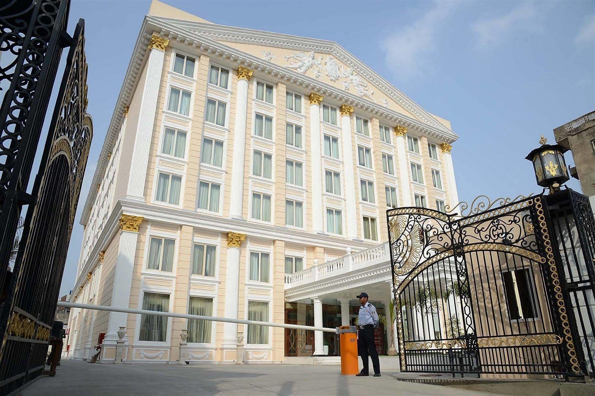 Hotel Ramada By Wyndham Amritsar Exterior foto